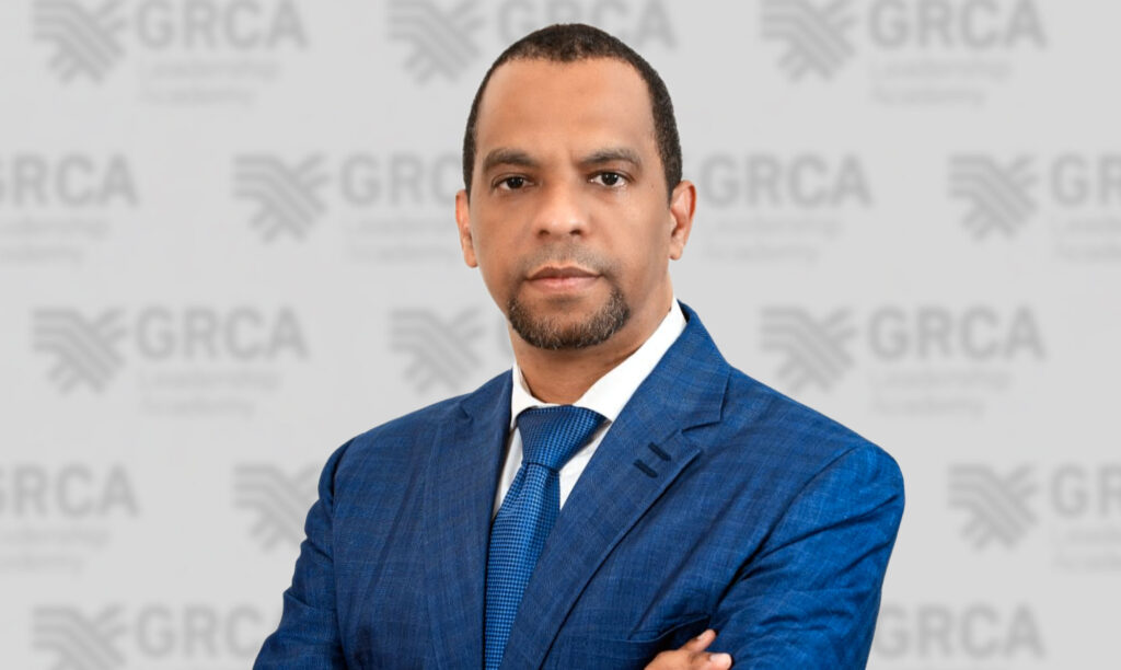 Retrato profesional de Edgar Morrobert, instructor en riesgos TI en GRCA Leadership Academy