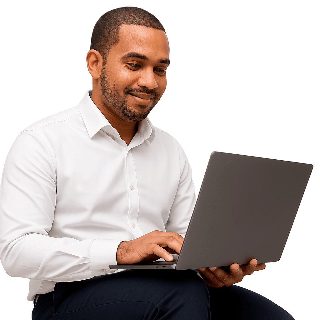 Joven profesional dominicano trabajando en su laptop, enfocado en formación en línea