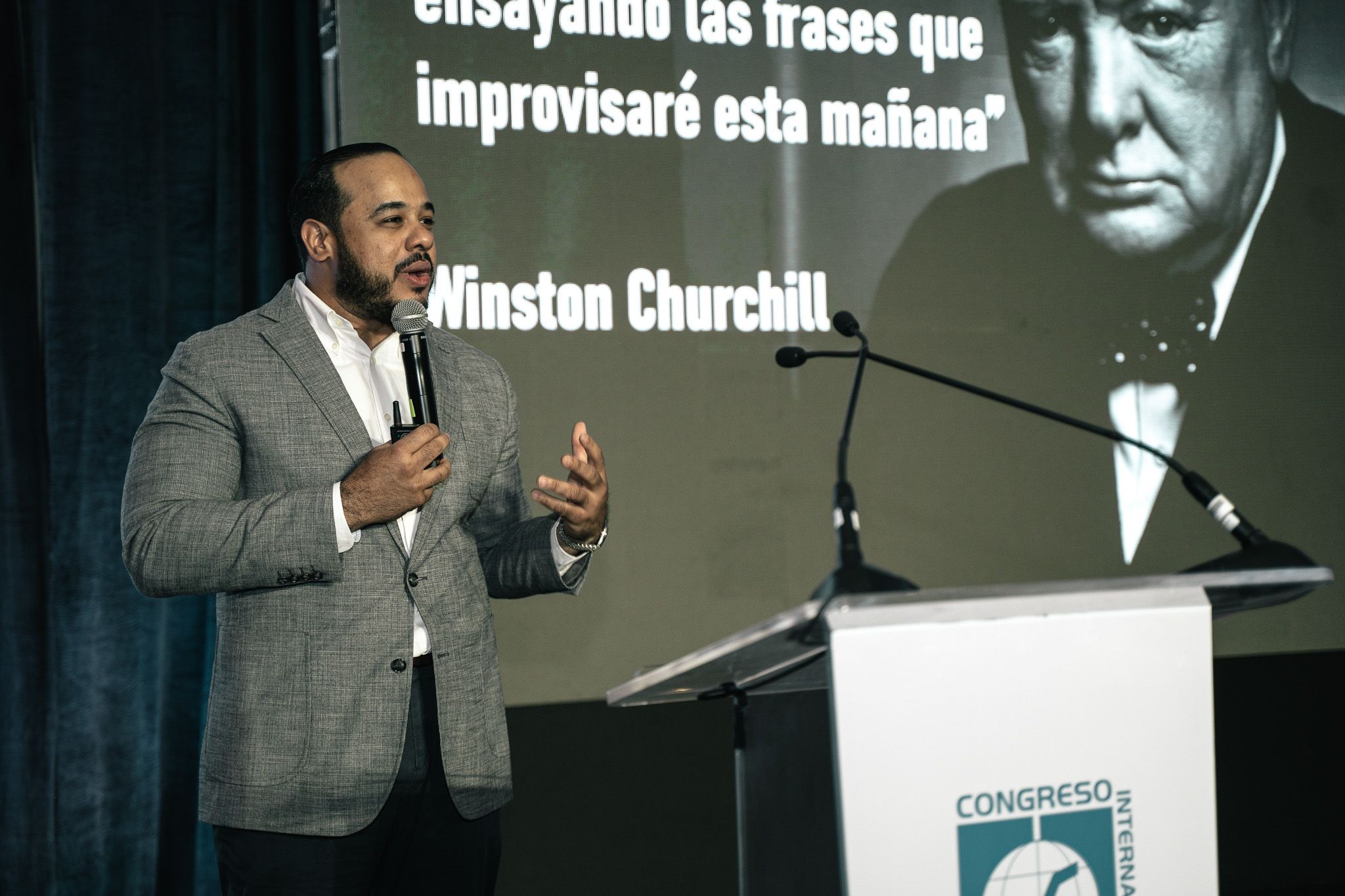 Félix Rodríguez exponiendo sobre resiliencia organizacional en tiempos de crisis durante el congreso CIFA-SELATCA